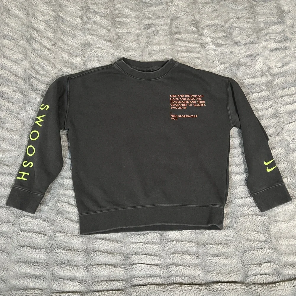 Nike Kids Crewneck Sweatshirt Black Neon Swoosh Standard Fit Size S CU8947011